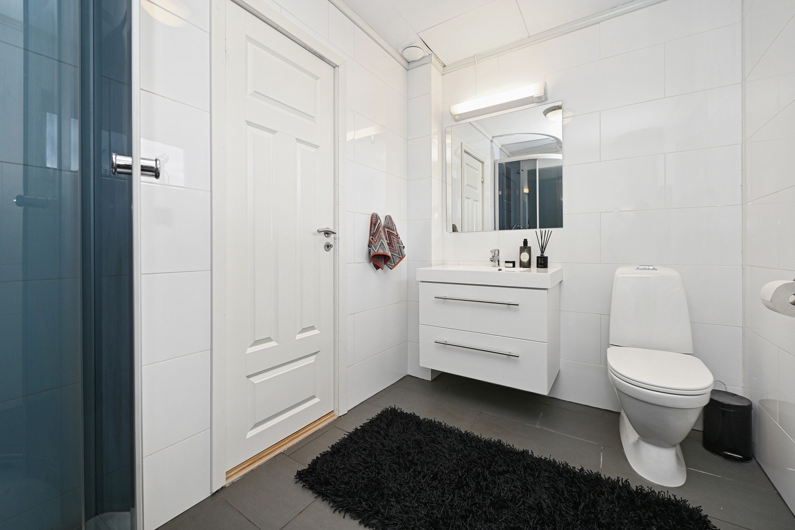 Baderommet i 1. etasje har varmekabler og fliser på gulv og vegger. Galleribilde