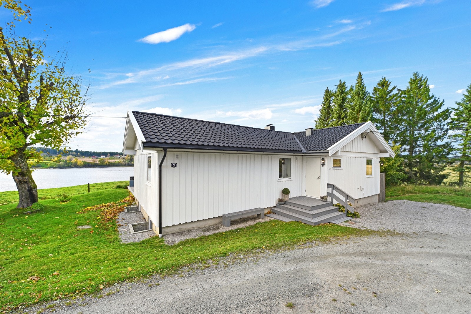 Hovedhuset er en enebolig som i dag blir benyttet som en horisontaldelt tomannsbolig. Galleribilde