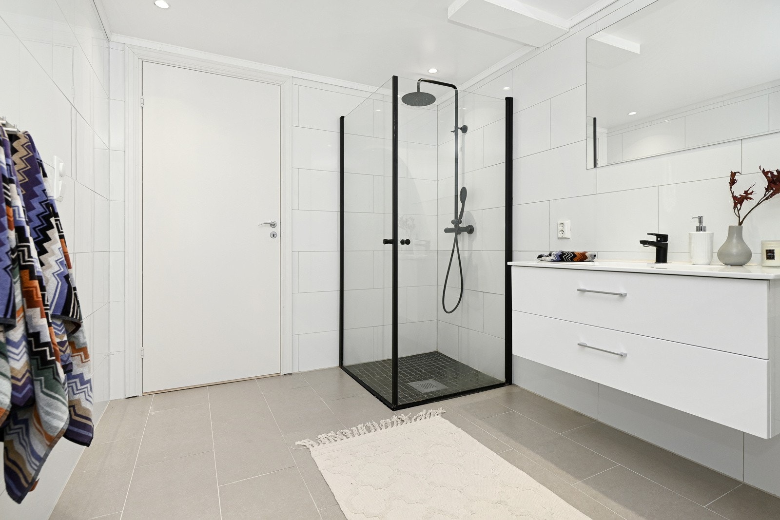 Baderommet er på nesten 9 kvm og romslig. Galleribilde