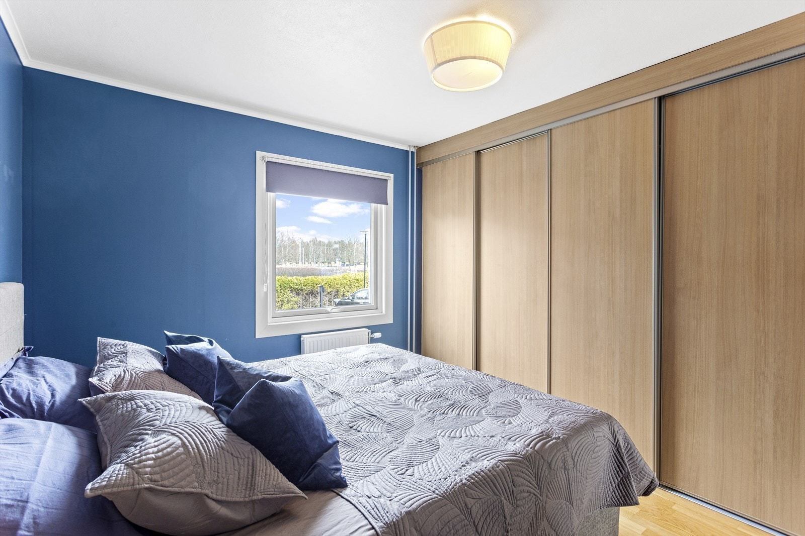 Det er installert en praktisk skyvedørsgarderobe. Galleribilde