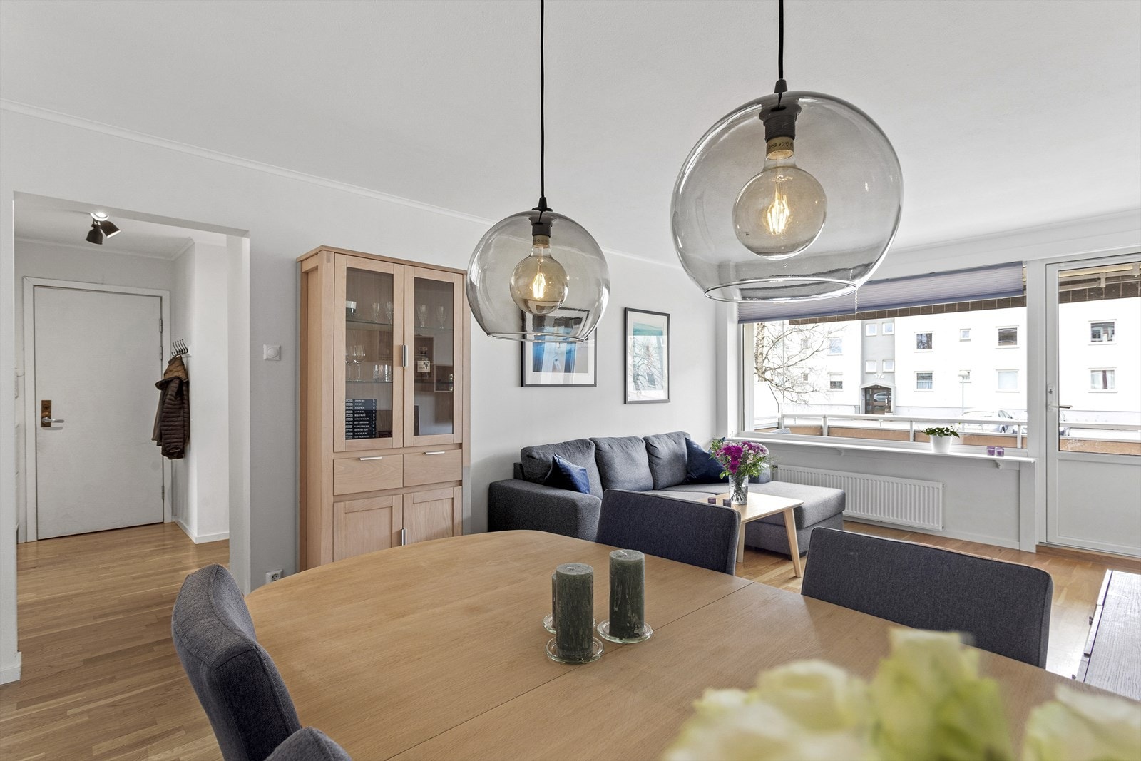 De store vindusflatene slipper inn mye naturlig lys, som skaper en god atmosfære. Galleribilde