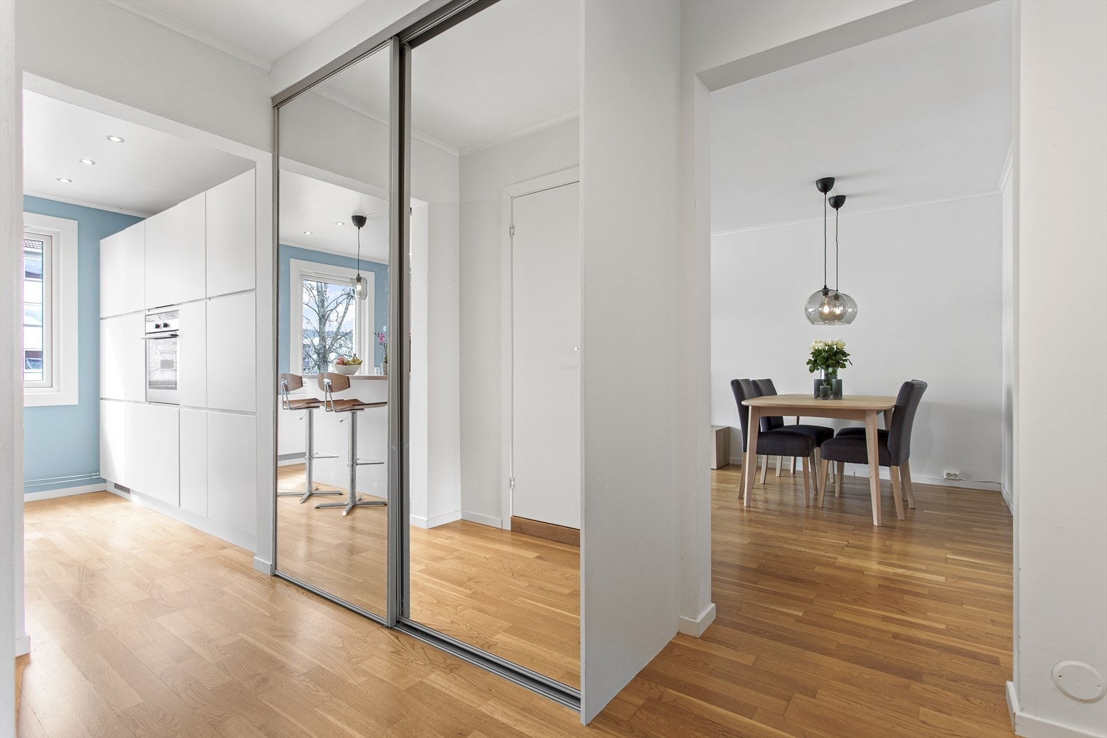 I tillegg disponeres en kjellerbod på 5 m² og en loftsbod på 3 m² Galleribilde