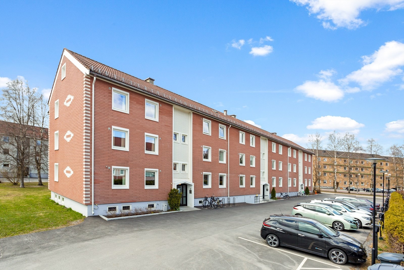 Borettslaget har 42 parkeringsplasser, 1 plass pr. leilighet som fordeles av styret. 20 av plassene er tilrettelagt for elbillading. Galleribilde
