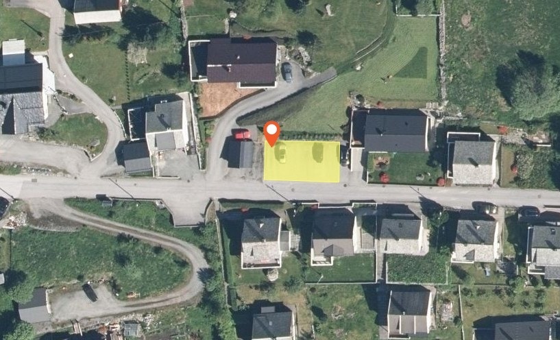 Parkeringsplass som medfølger med rød punktmarkering, beliggende like over veien for boligen. Galleribilde