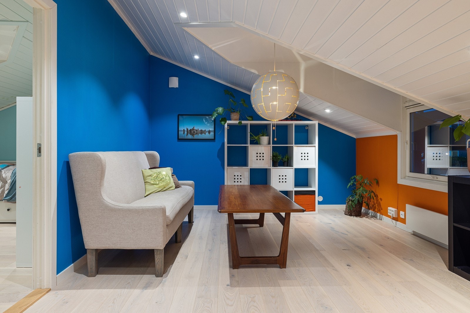 I andre etasje er det en loftstue i tillegg til kjellerstue. Noen naboer har laget dette arealet om til et stort soverom nr. 5. Galleribilde