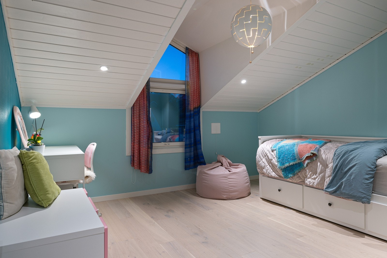 Soverom 3 - Begge soverommene i andre etasje benyttes i dag som barnerom. Galleribilde