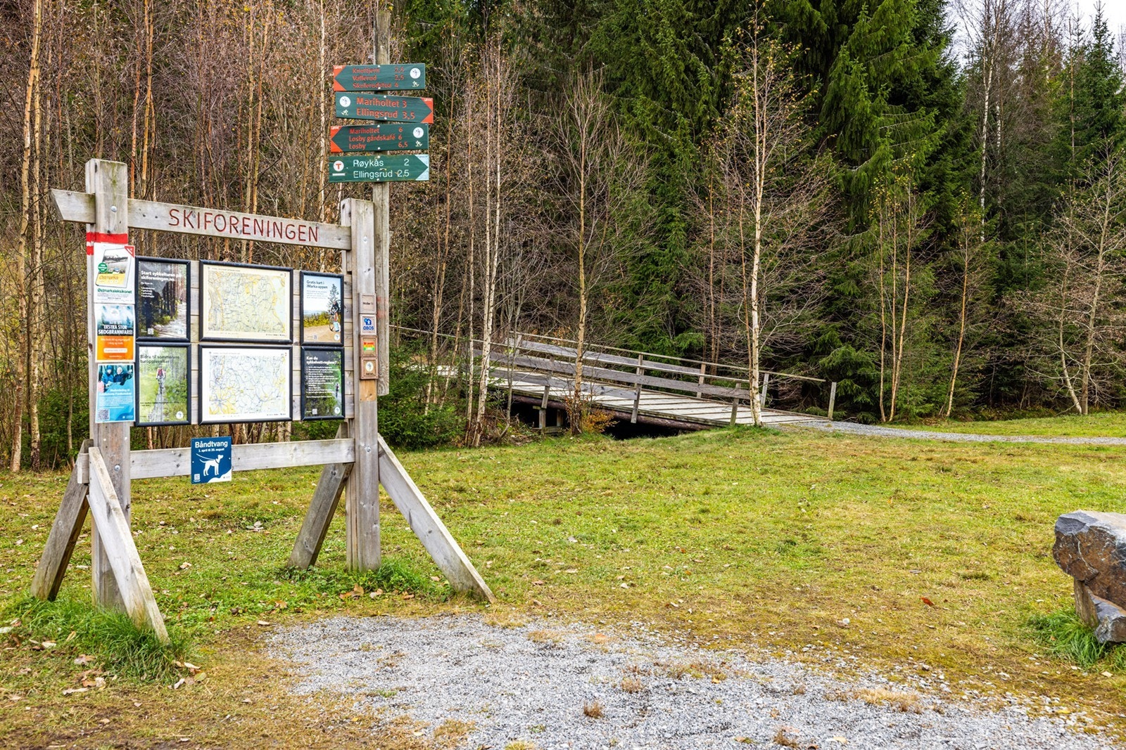 Bare noen få minutters gange fra boligen ligger marka og preparerte skispor i lysløypa om vinteren. Galleribilde