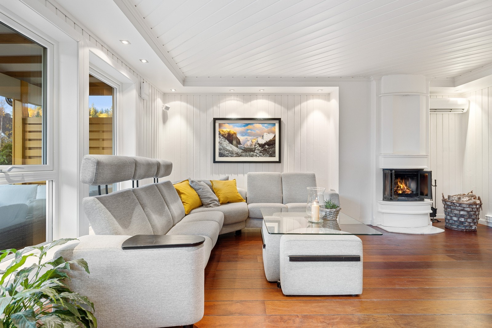 Det er montert varmepumpe i tillegg til at det er en vedovn for kaldere dager. Galleribilde