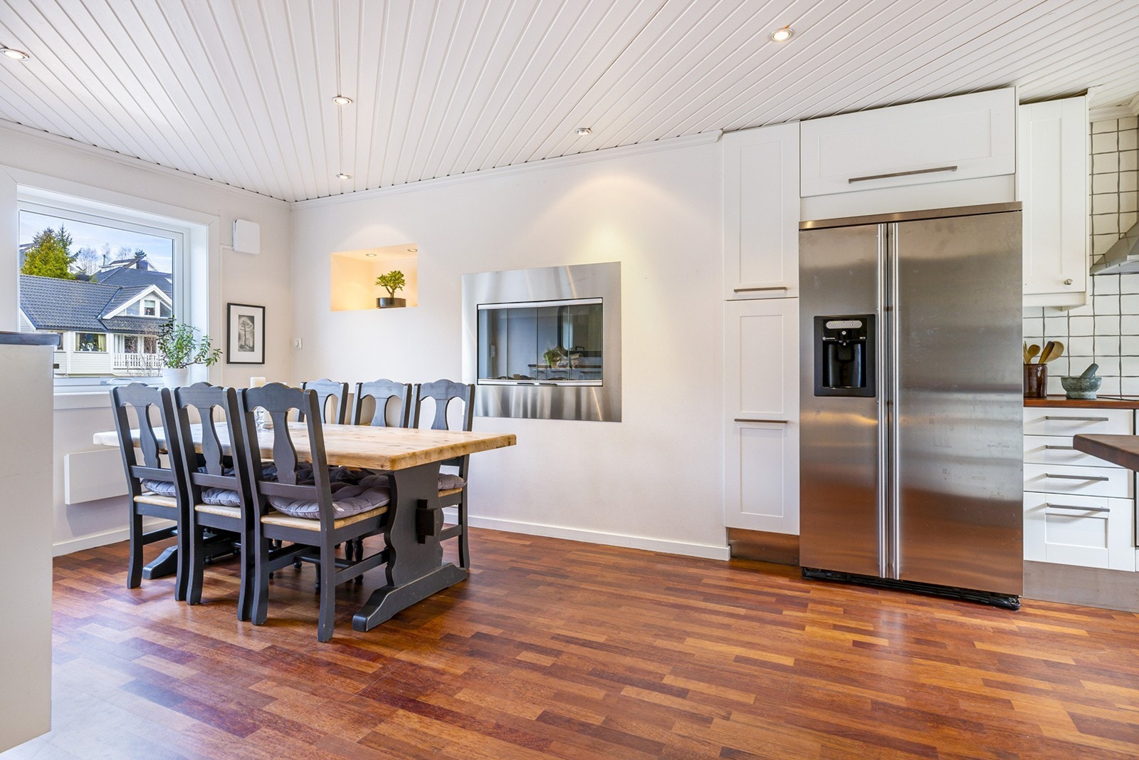 Kjøkkenet er tidløst og funksjonelt, der både store og små kan være med på matlagingen. Galleribilde