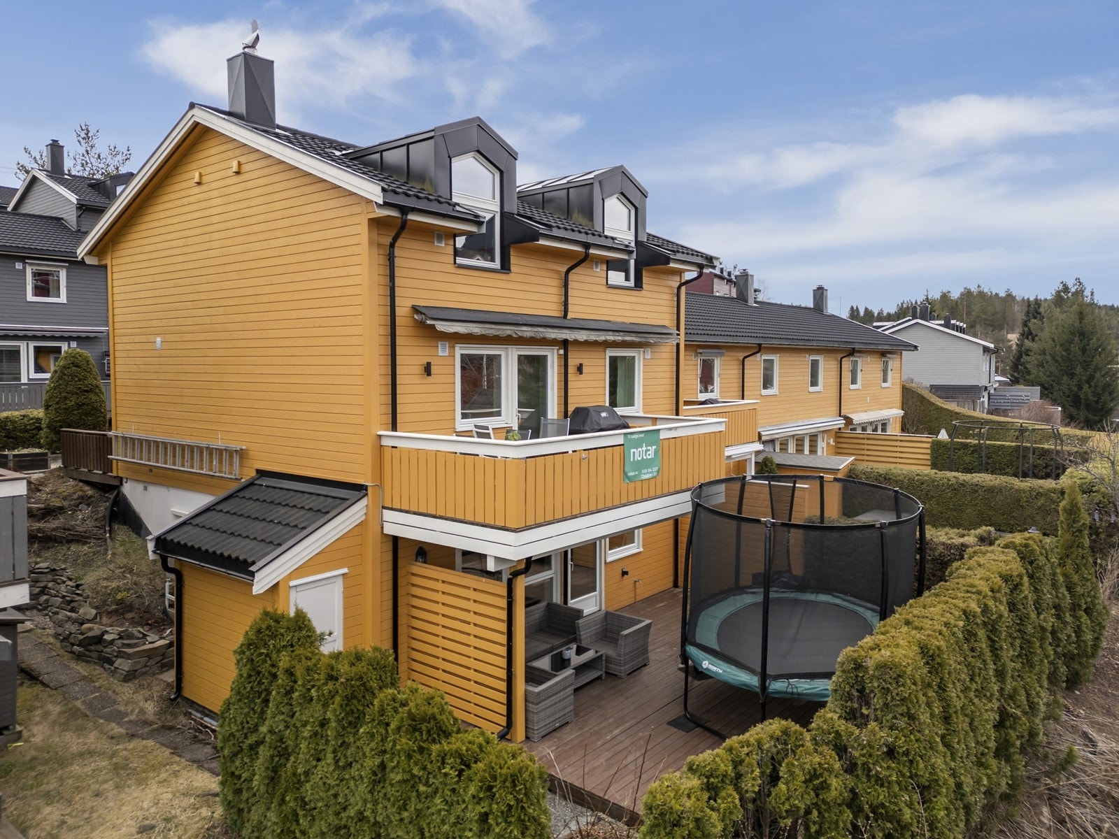 Eiendommen ligger i et barnevennlig område på Rasta, og det er plass til en stor trampoline på terrassen. Galleribilde