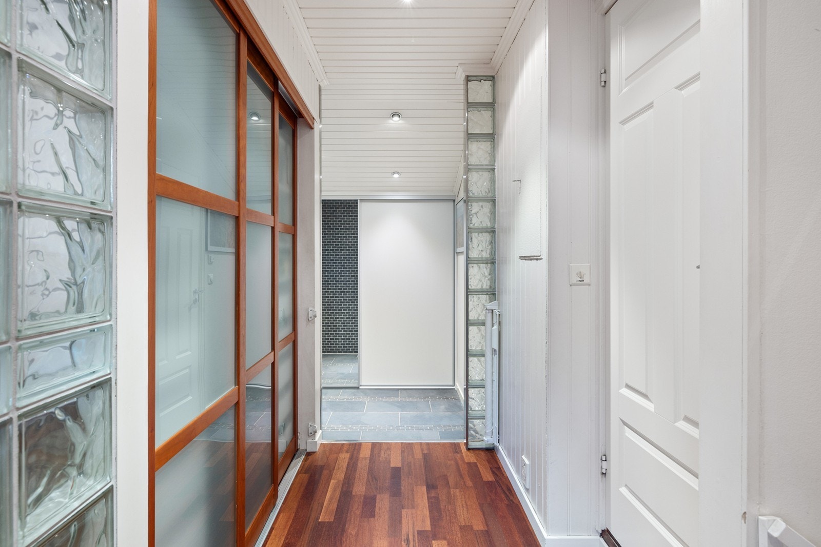 Vel innenfor døra ønskes du velkommen til en lys og romslig entré med skyvedørsgarderobe. Entré og gang har god plass til oppbevaring av ytterklær og sko. Galleribilde