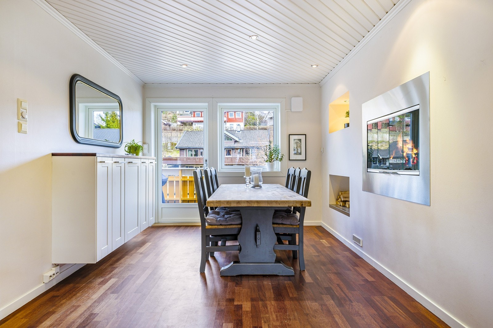 Her en det god plass til et stort spisebord med mulighet for mange middagsgjester. Galleribilde