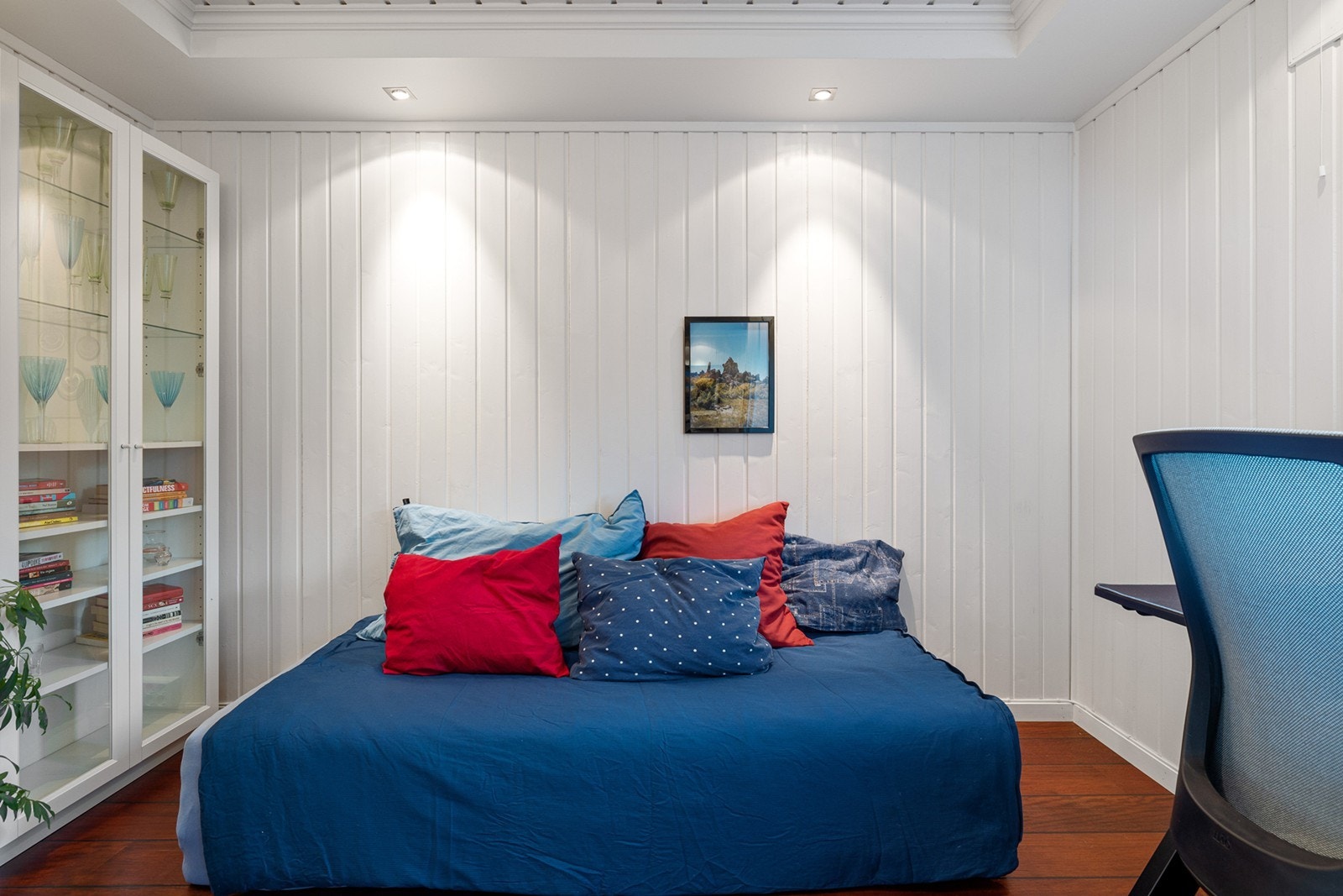 Et lyst og luftig soverom med god plass til seng, nattbord, kommode og garderobeskap i underetasjen. Galleribilde