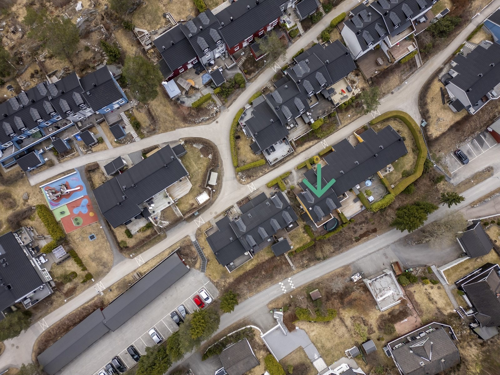 Det er kort vei til den populære lekeplassen, som er et samlingspunkt i borettslaget. Galleribilde