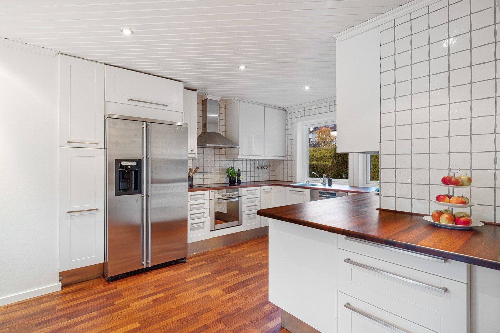 Kjøkkenet er tidløst og funksjonelt, der både store og små kan være med på matlagingen. Galleribilde