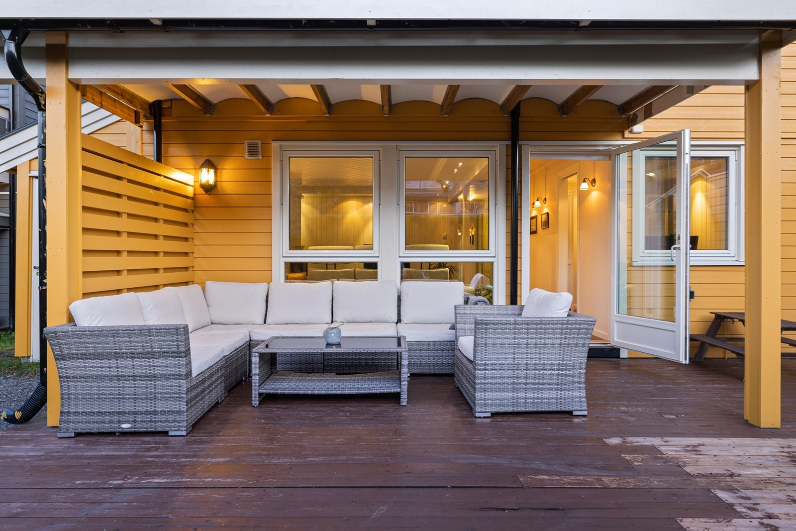 Fra underetasjen er det utgang til en barnevennlig markterrasse, og en overbygd uteplass. Galleribilde