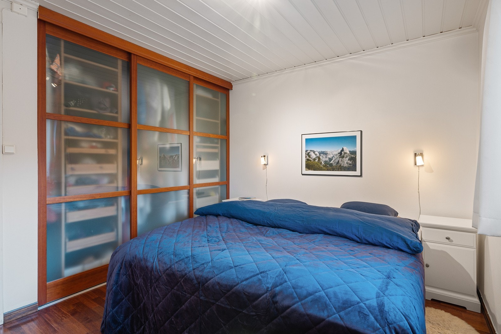 Soverommet har en stor skyvedørsgarderobe. Galleribilde