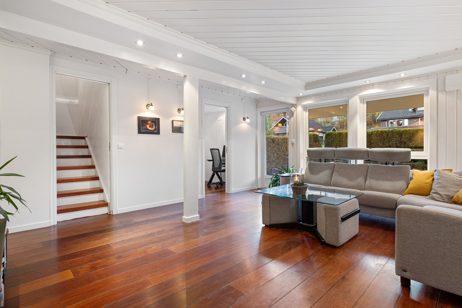 Stuen er et lyst og luftig rom med god plass for sofagruppe og tilhørende møblement. Galleribilde