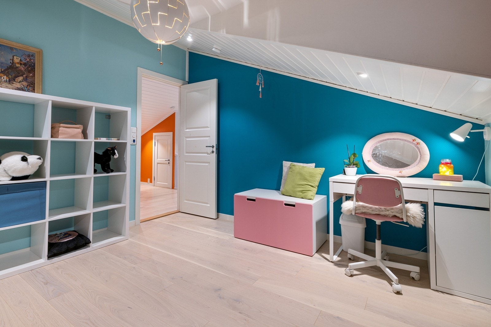 Soverommene er av god størrelse og har plass til seng, pult og andre oppbevaringsmøbler. Galleribilde