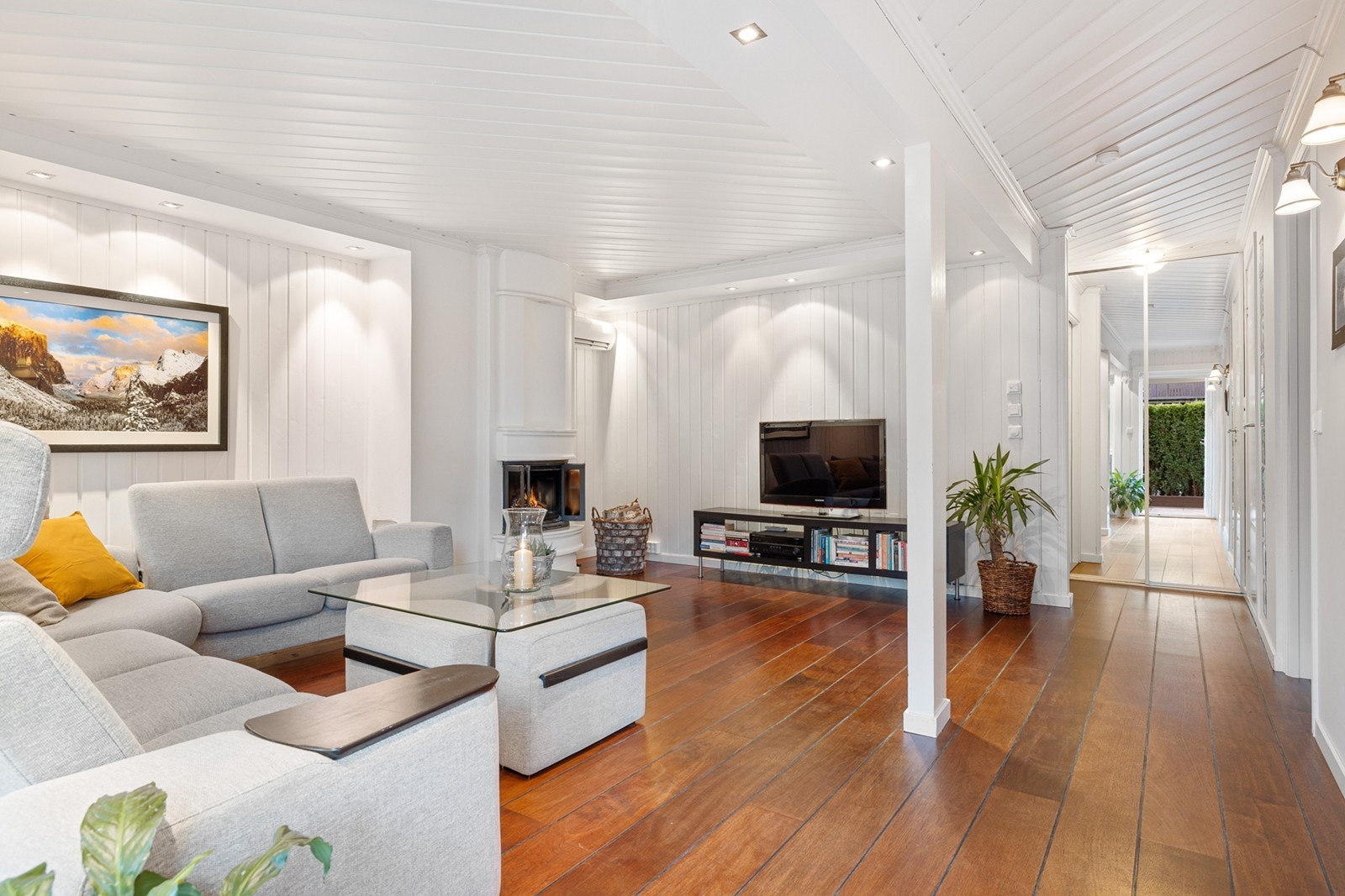 I underetasjen er det en lys og romslig stue som har utgang til markterrasse på ca. 38 kvm. Galleribilde