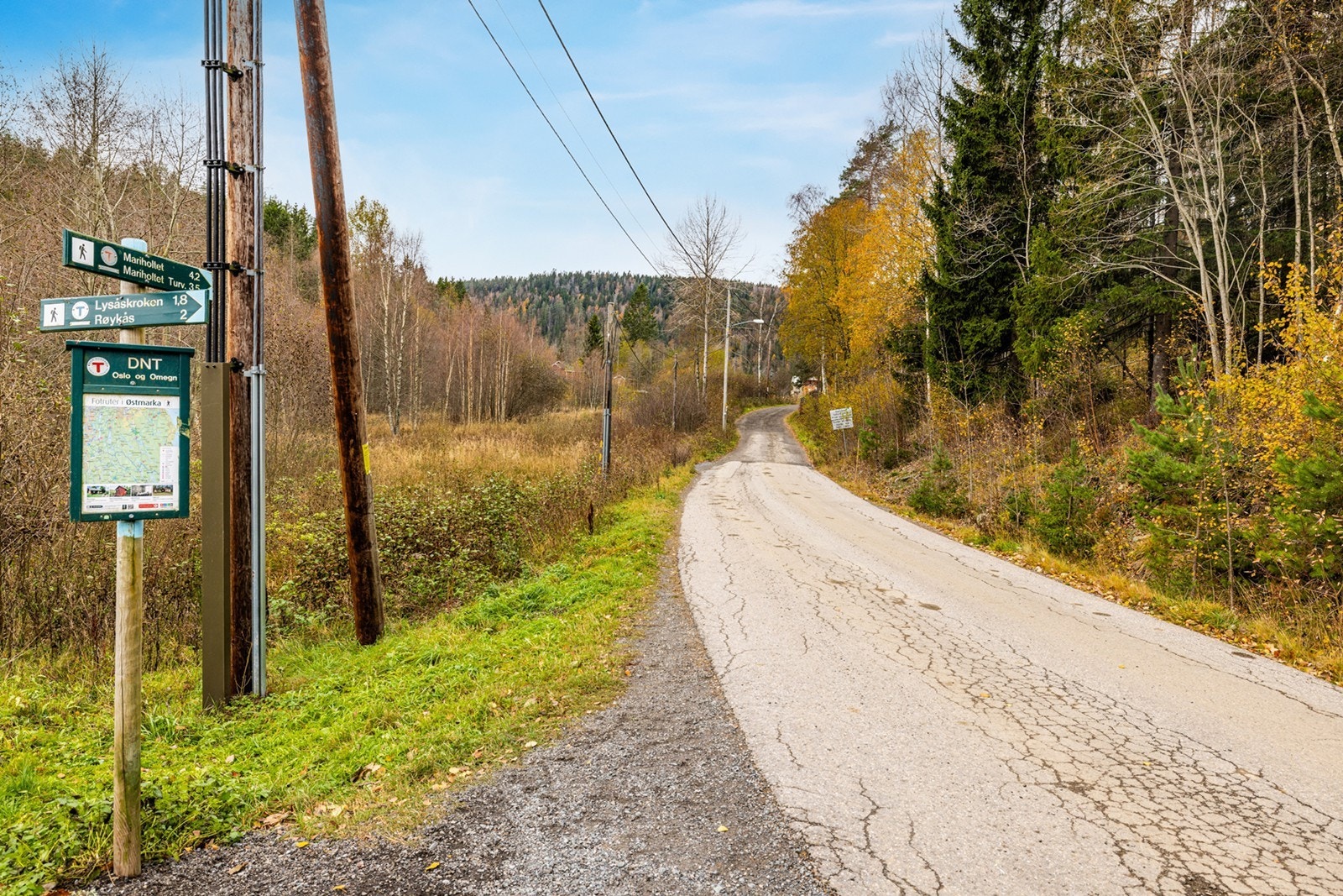 Bare noen få minutters gange fra boligen ligger marka og preparerte skispor i lysløypa om vinteren. Galleribilde