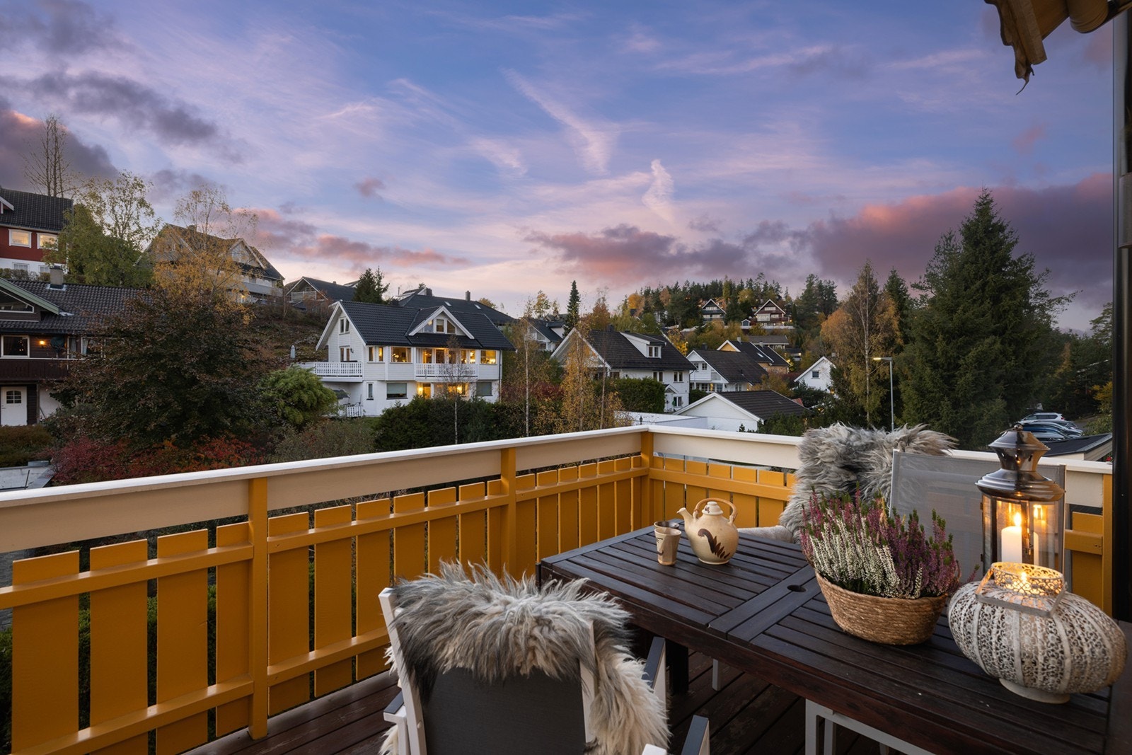 Det er utgang fra kjøkkenet i 1.etasje til en balkong på ca. 11 kvm. Galleribilde