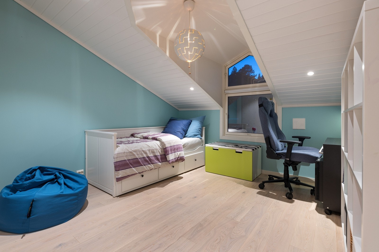 To lyse og luftige soverom med skråtak, og downlights i himling som gir ekstra med lys. Galleribilde