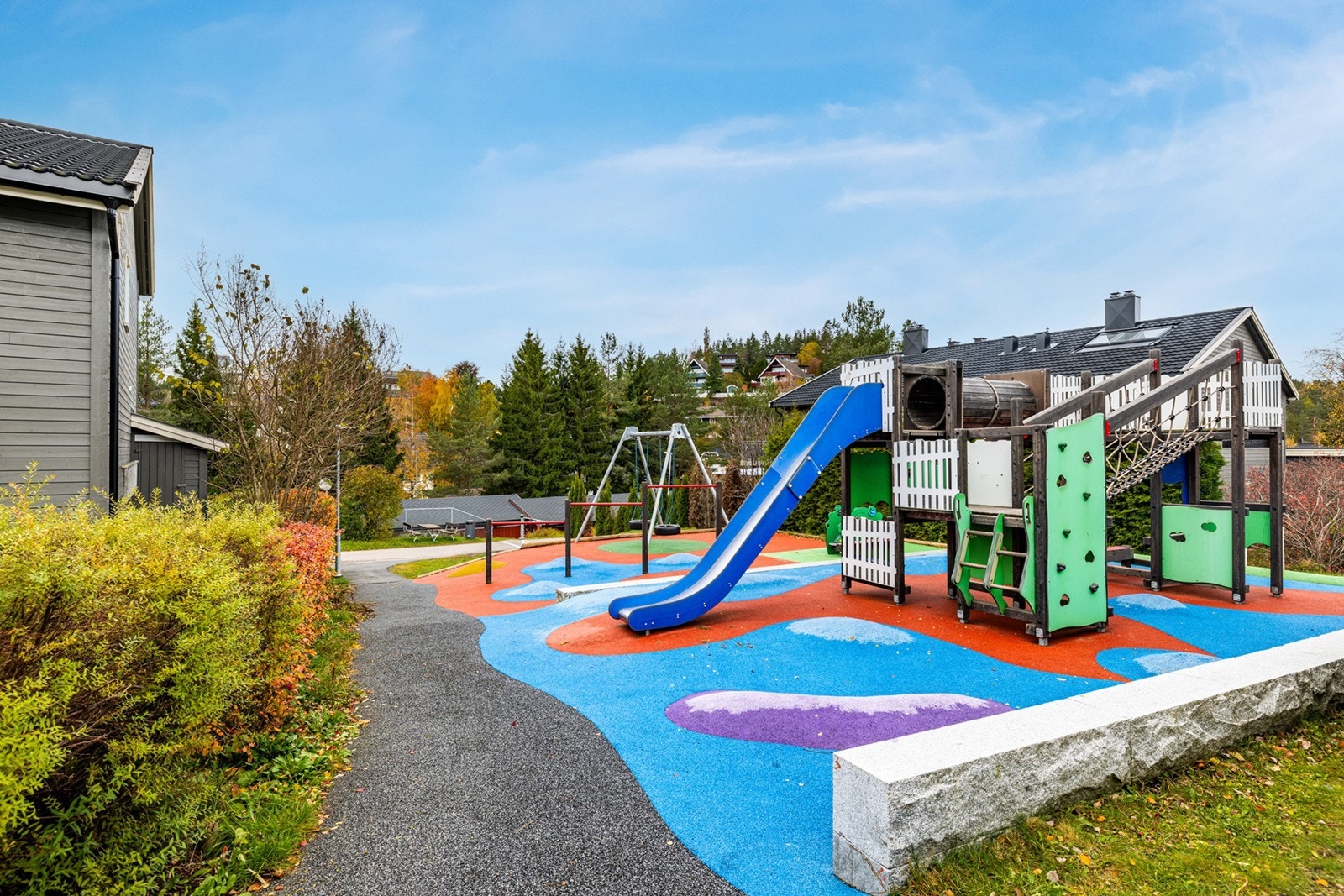 Borettslaget er svært barnevennlig og har bilfrie internveier med ca 100 m til lekeplass med gressplen. Galleribilde