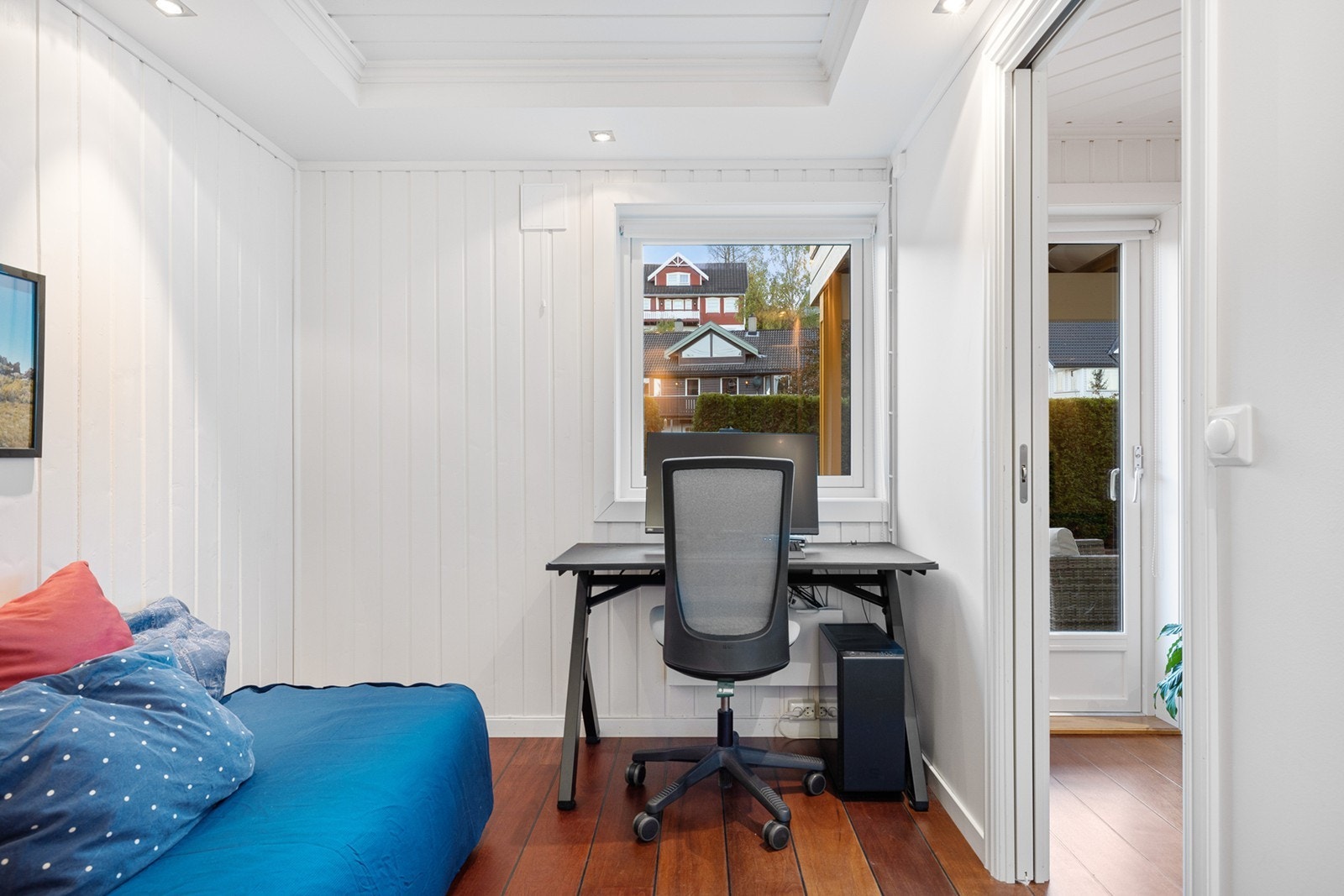 Soverommet har panel på veggene, og panel i taket med downlights. Galleribilde