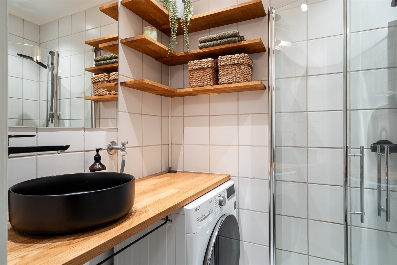 Baderommet har vært oppgradert med nyere innredning og servant, samt noen flotte tilpassede hyller. Galleribilde