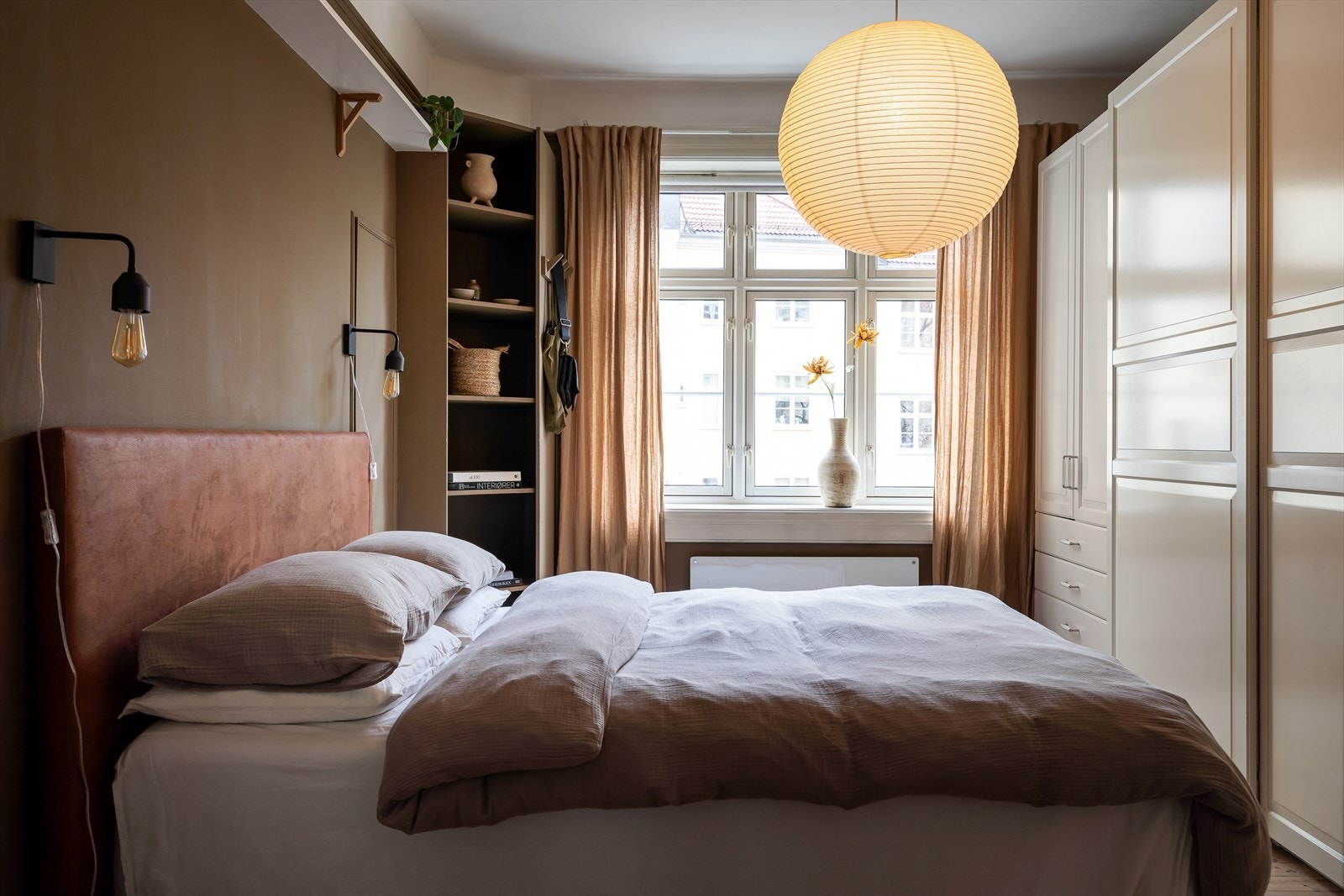 Boligen har to soverom, hvor hovedsoverommet vender inn mot stille gårdsrom. Galleribilde