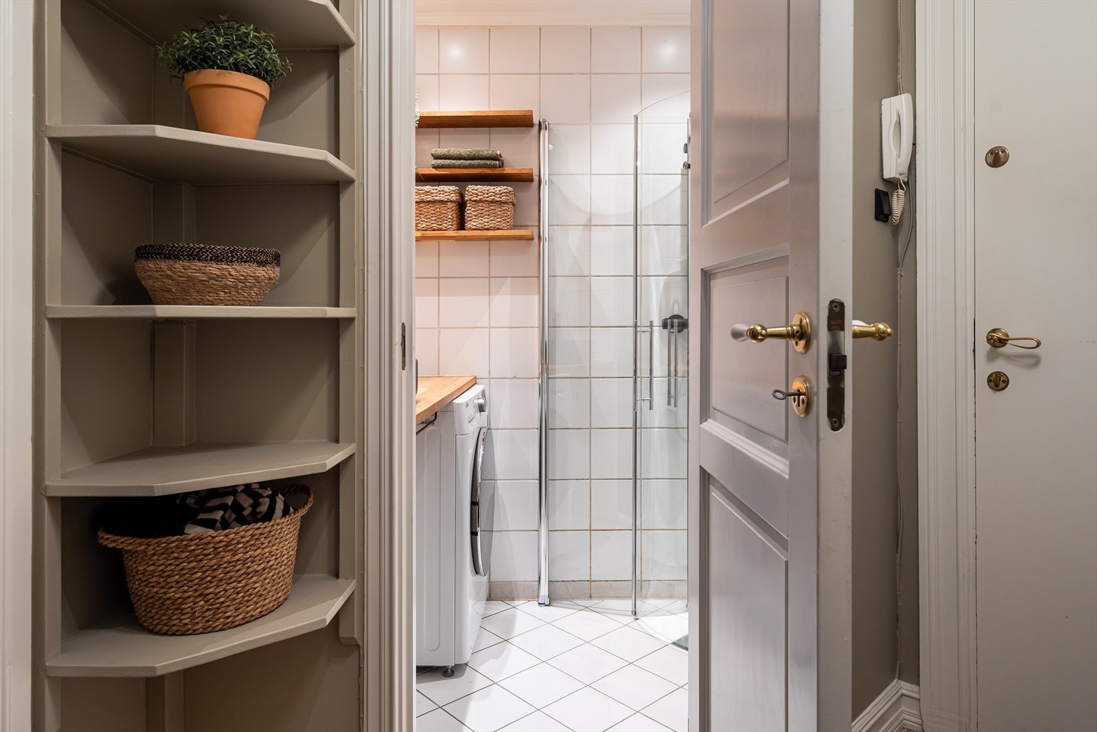 Badet ligger i tilknytning til entreen og fremstår lyst og pent. Galleribilde