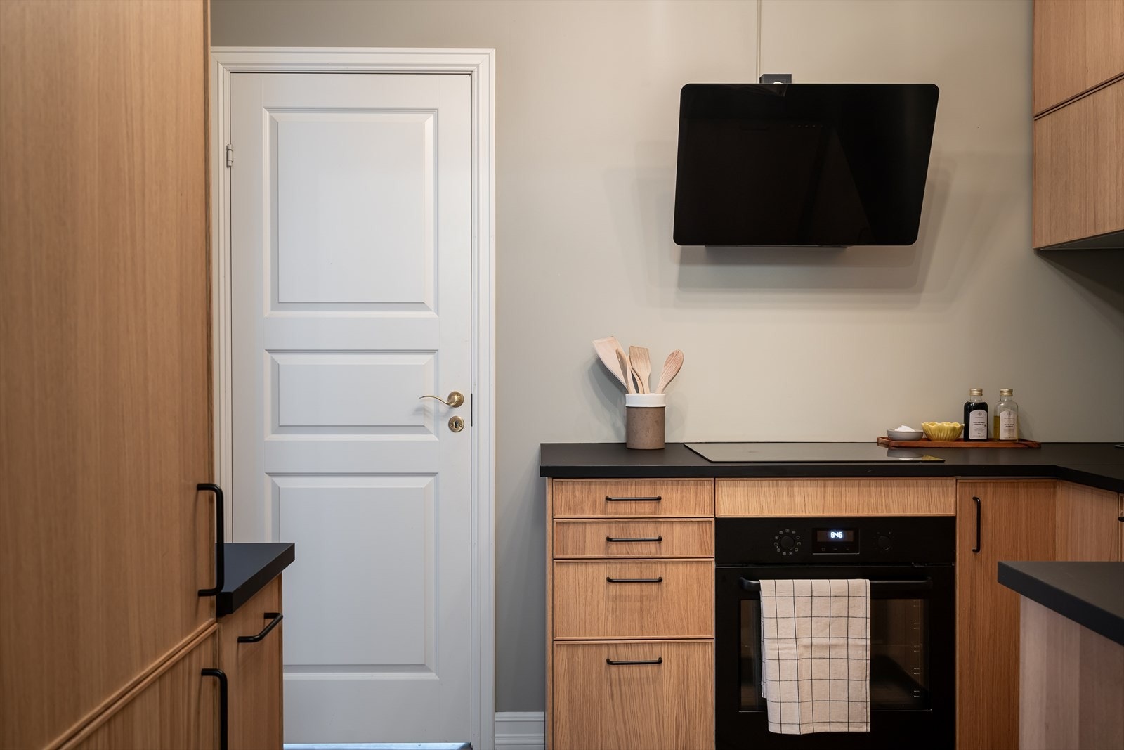 Her kan du kokkelere på kjøkkenet, samtidig som du kan underholde selskapet. Kjøkkenet ble i 2020 pusset opp og fremstår som nytt, den dag i dag. Galleribilde