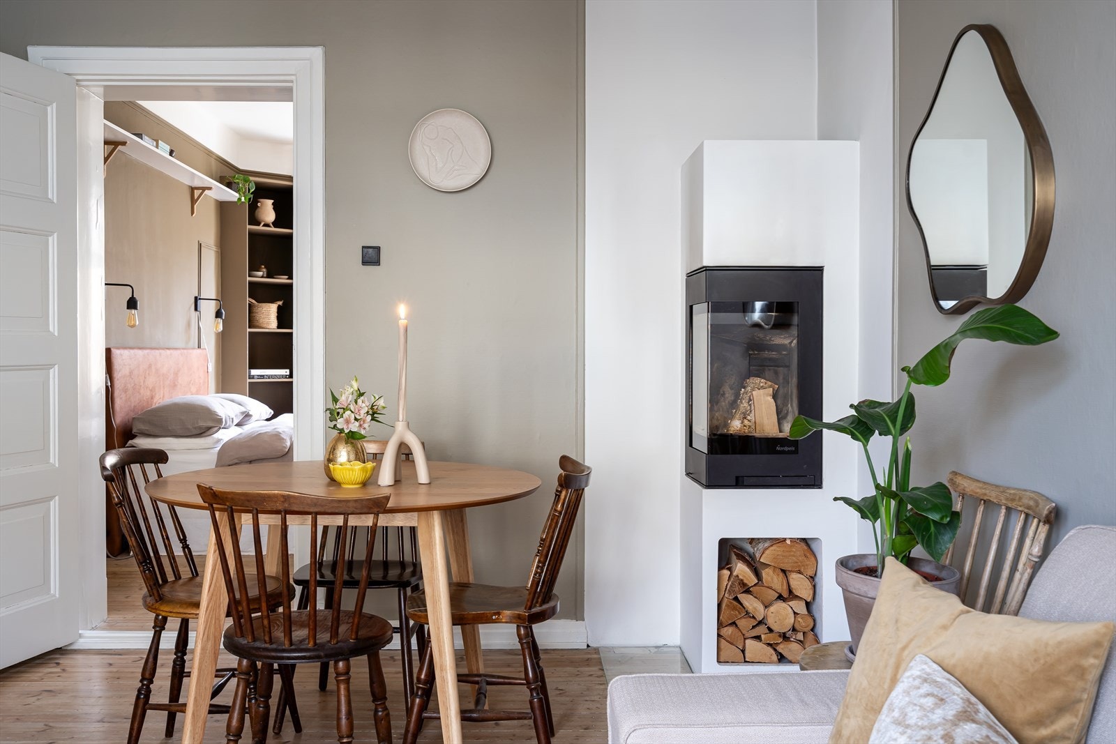 Gjennomgående 3-roms leilighet med klassiske detaljer som originale tregulv og store vindusflater. Galleribilde