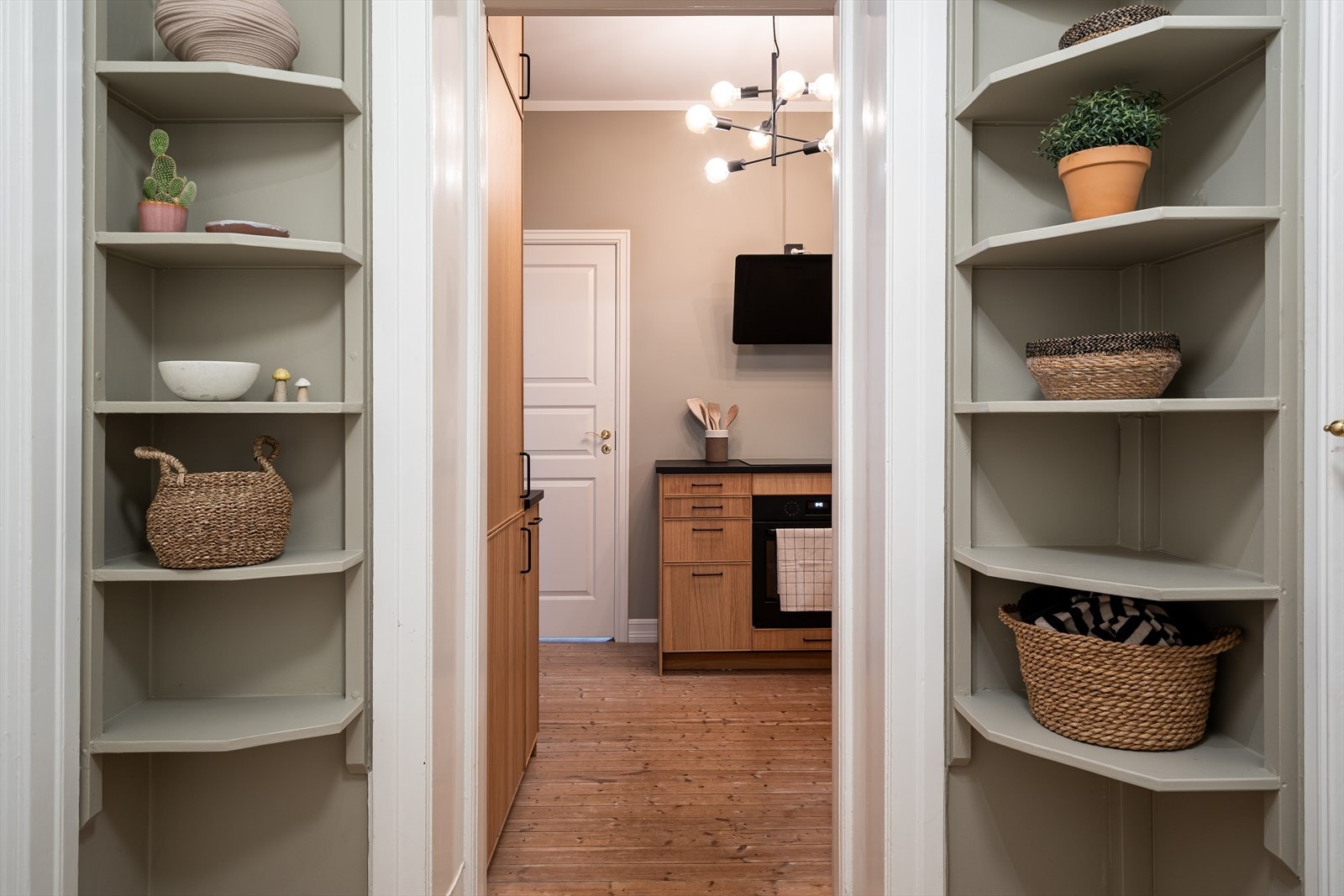 Kjøkkenet ligger i naborommet til stuen med direkte gjennomgang mellom rommene. Galleribilde