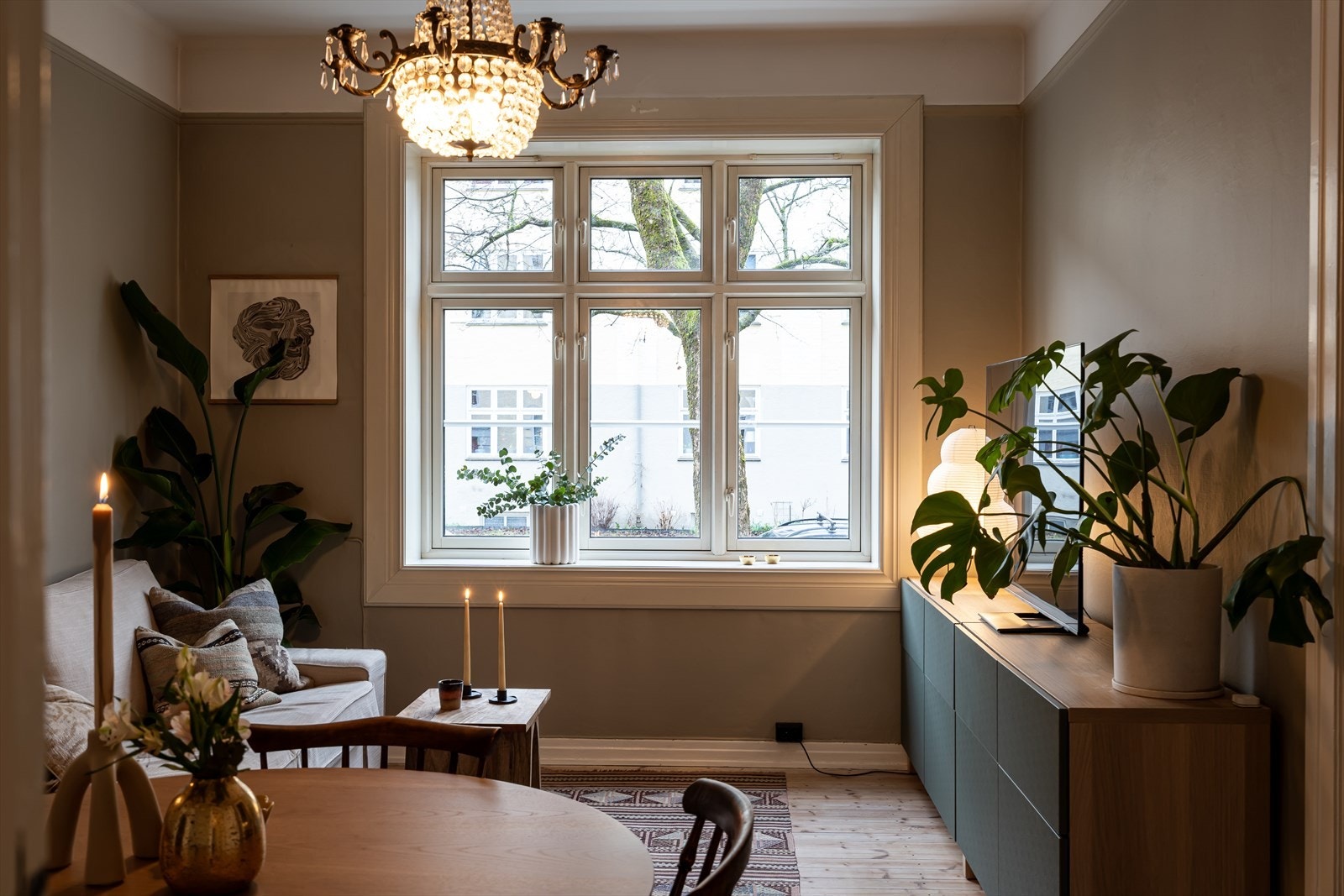 Stuen har en god utforming, som gjør det lett å innrede etter eget ønske. Her har du god plass til en spise og sofagruppe med tilhørende møblement. Galleribilde