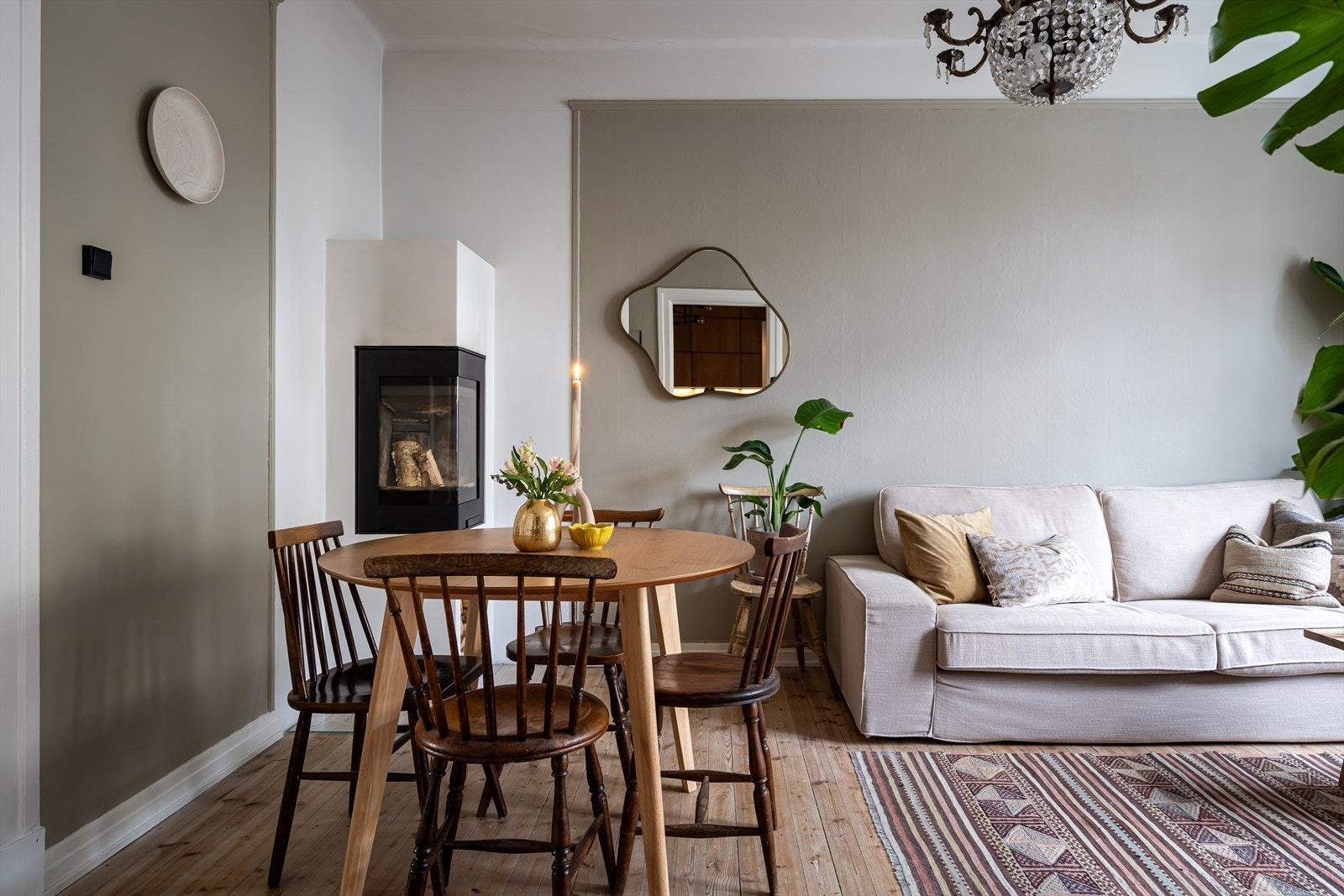 Gjennomgående planløsning med flere klassiske detaljer som god takhøyde, store vindusflater, originale tregulv. Galleribilde