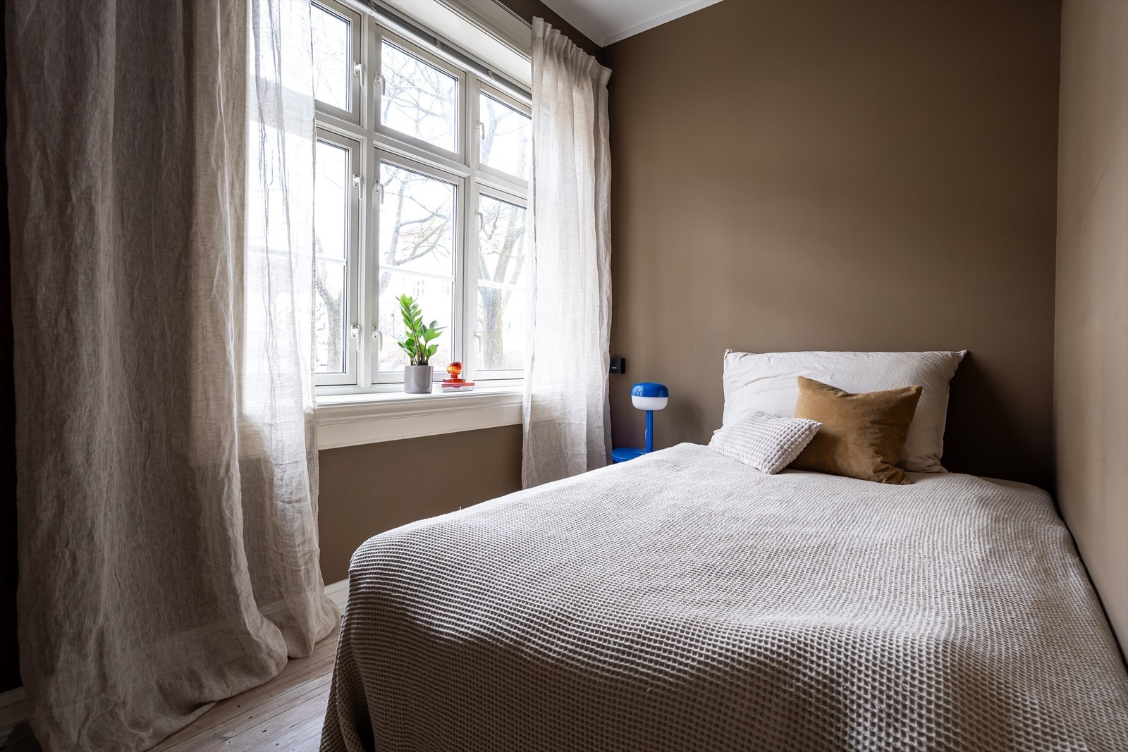 Soverom to er også av god størrelse, med plass til både seng, nattbord og garderobeskap. Galleribilde