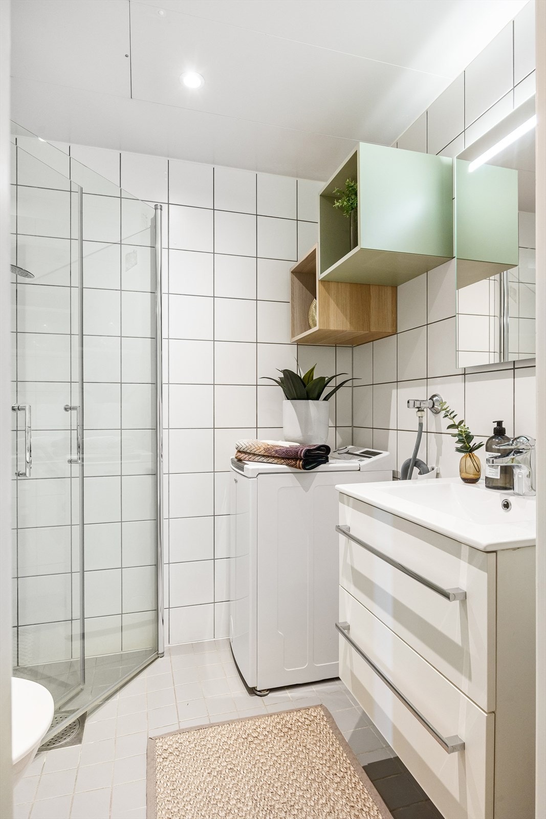 Pent flislagt baderom med innfelt downlights og elektrisk gulvvarme. Galleribilde