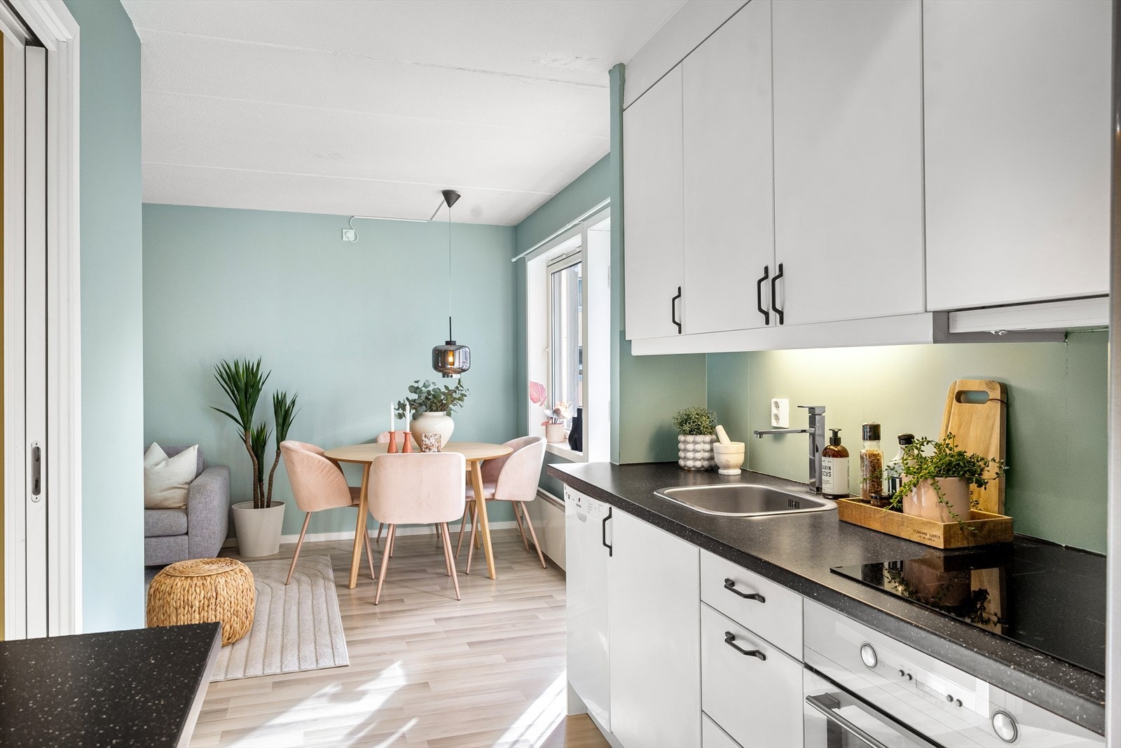 Kjøkkenet har glatte fronter, laminat benkeplate med nedfelt vaskekum, samt belysning og plate over benkeplaten. Galleribilde