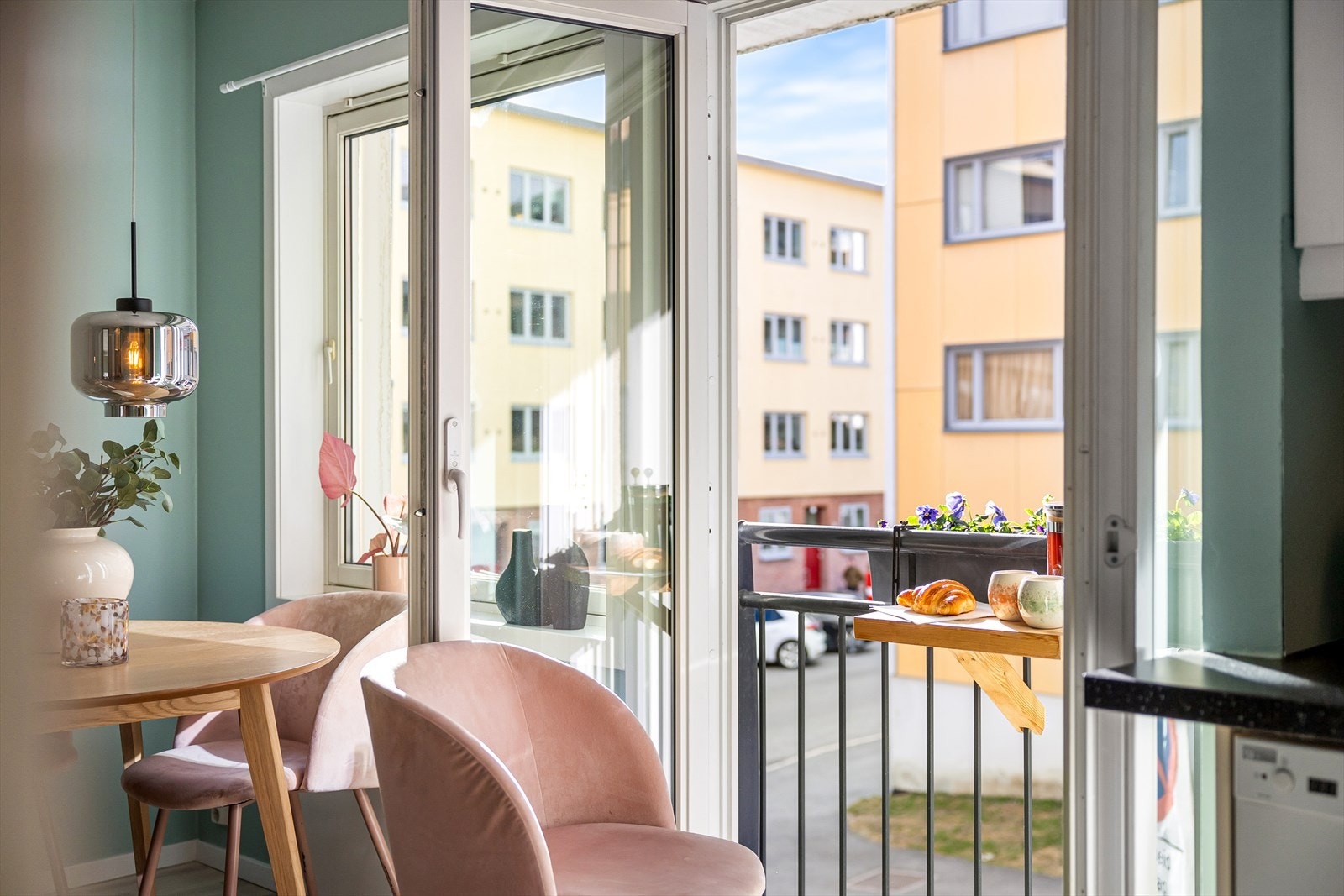 Fra stuen har du utgang til en fransk balkong med utsyn over nærområdet som gir godt med lysinnslipp. Galleribilde