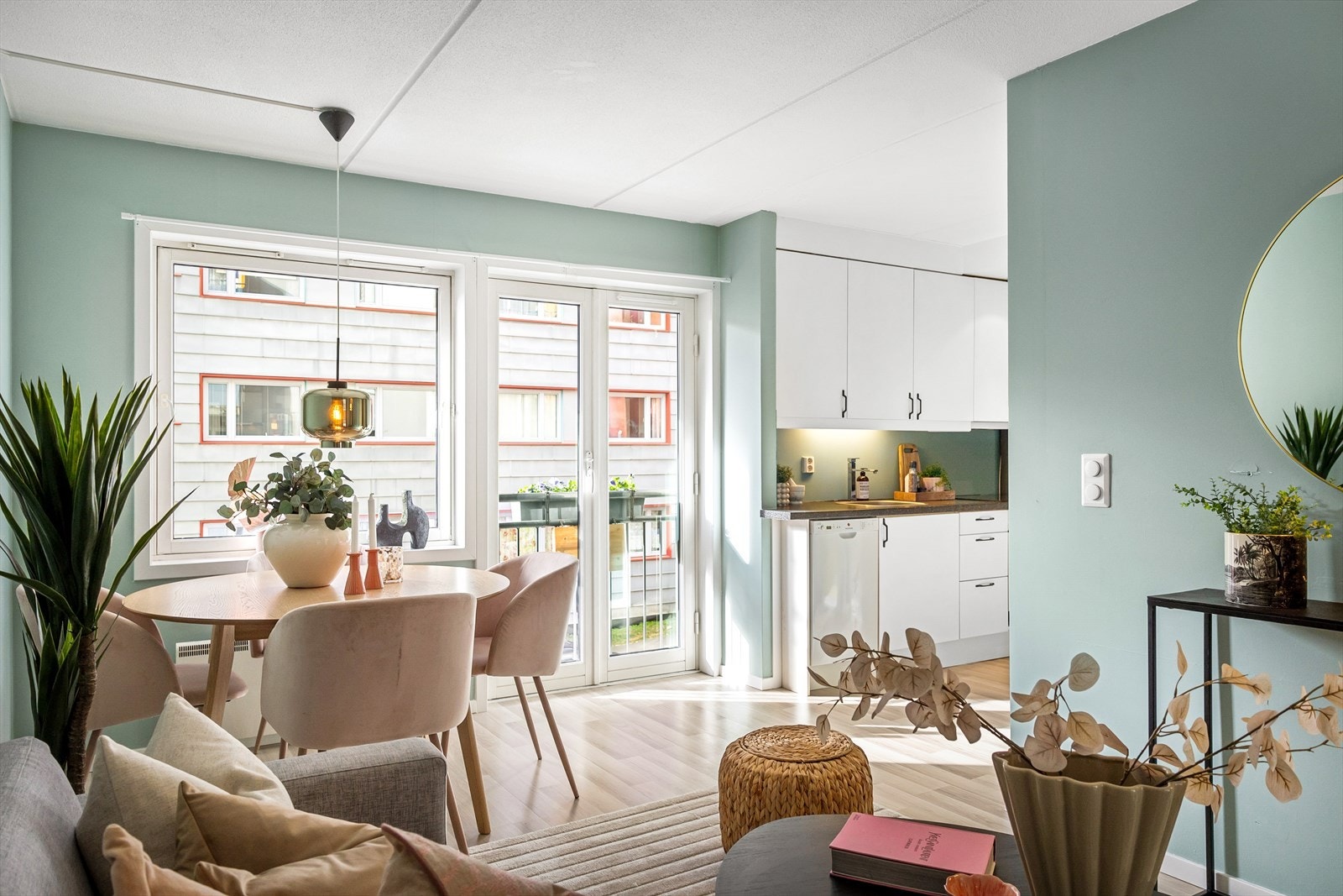 Stuen er lys og luftig med store vindusflater som sørger for rikelig med innslipp av naturlig lys. Galleribilde