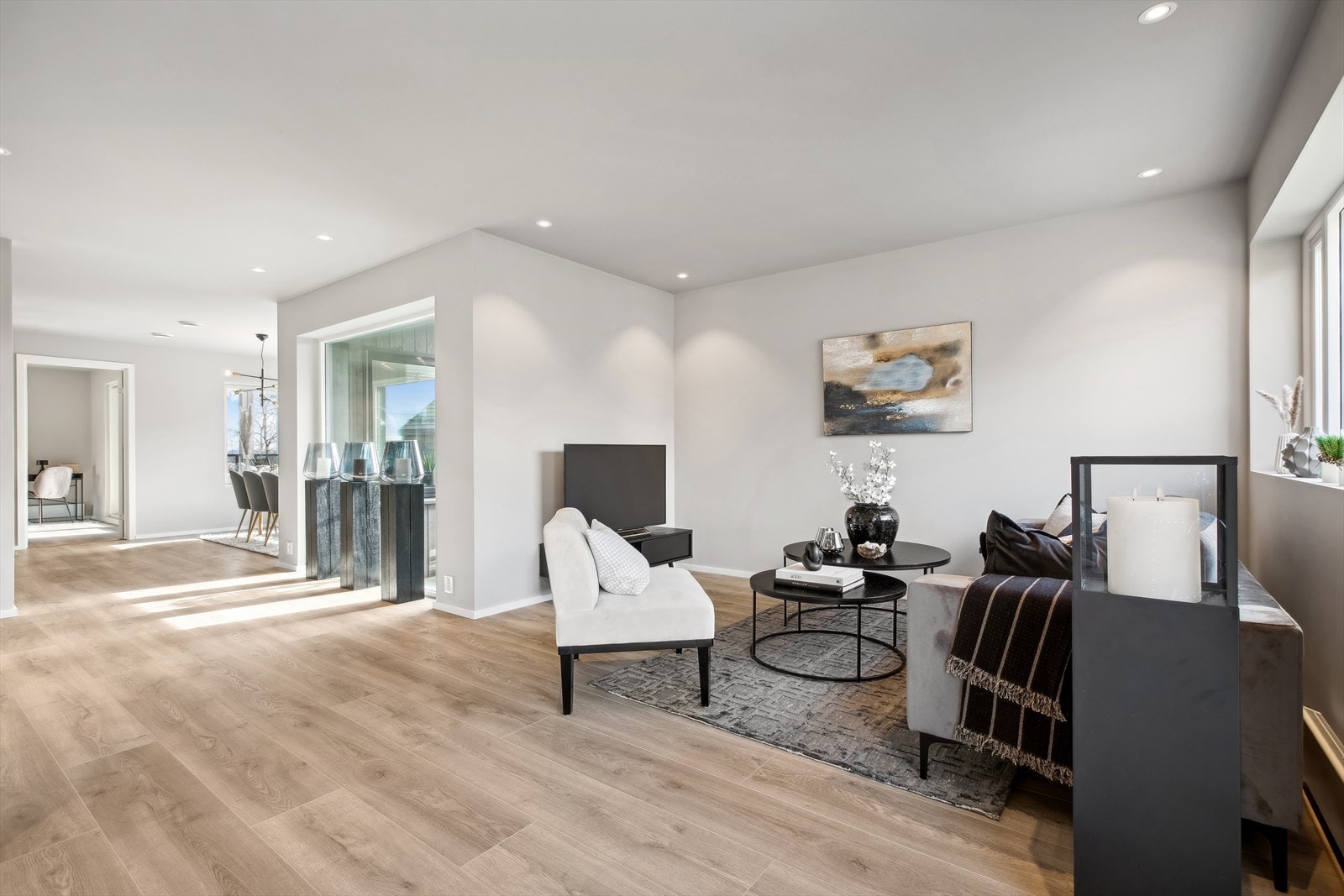 Stuen har godt samspill med kjøkken og spisestuen. Galleribilde