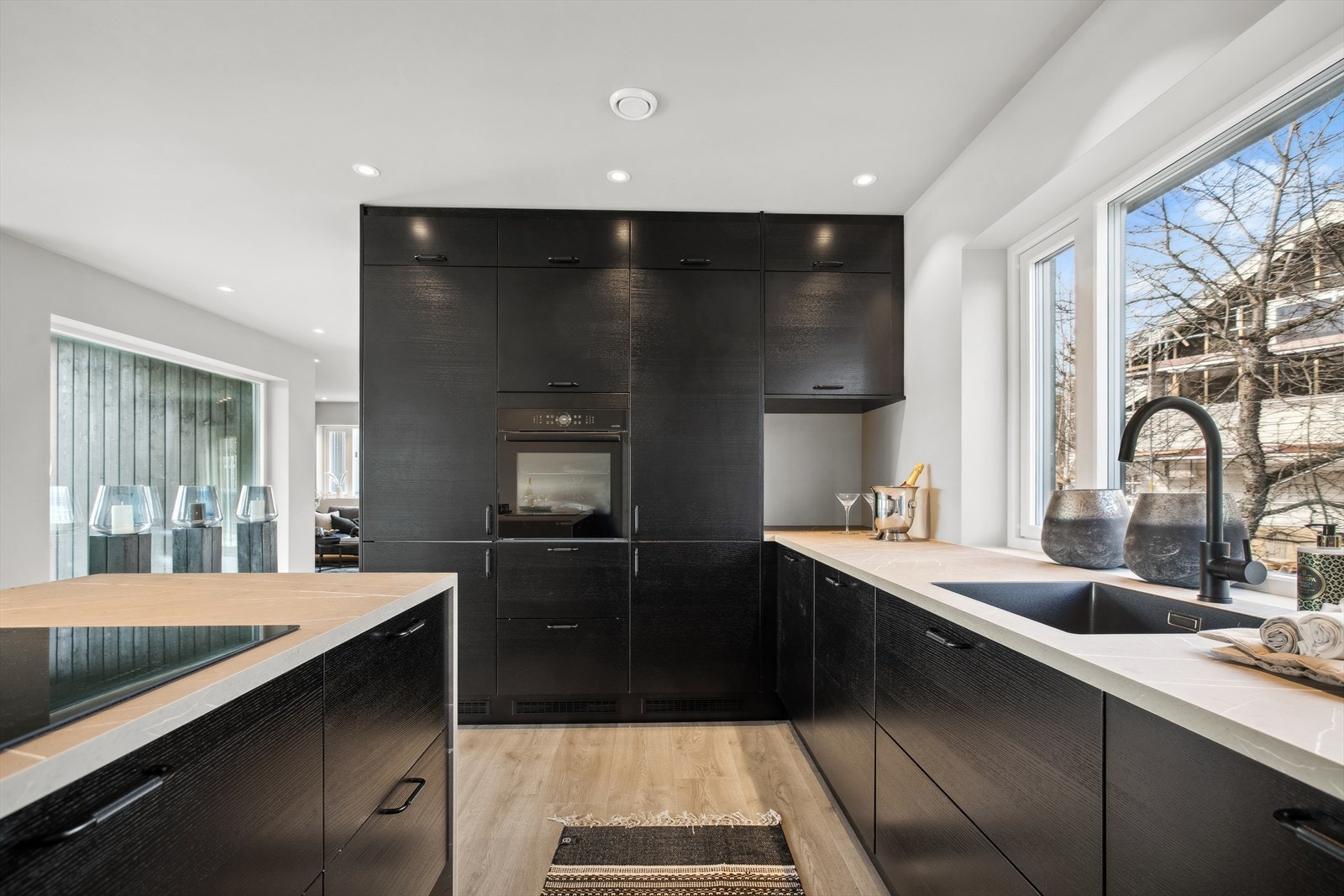 Her er det gjennomførte løsninger og detaljer samt luftig følelse med stort vindu ved vask og benkeplate. Galleribilde