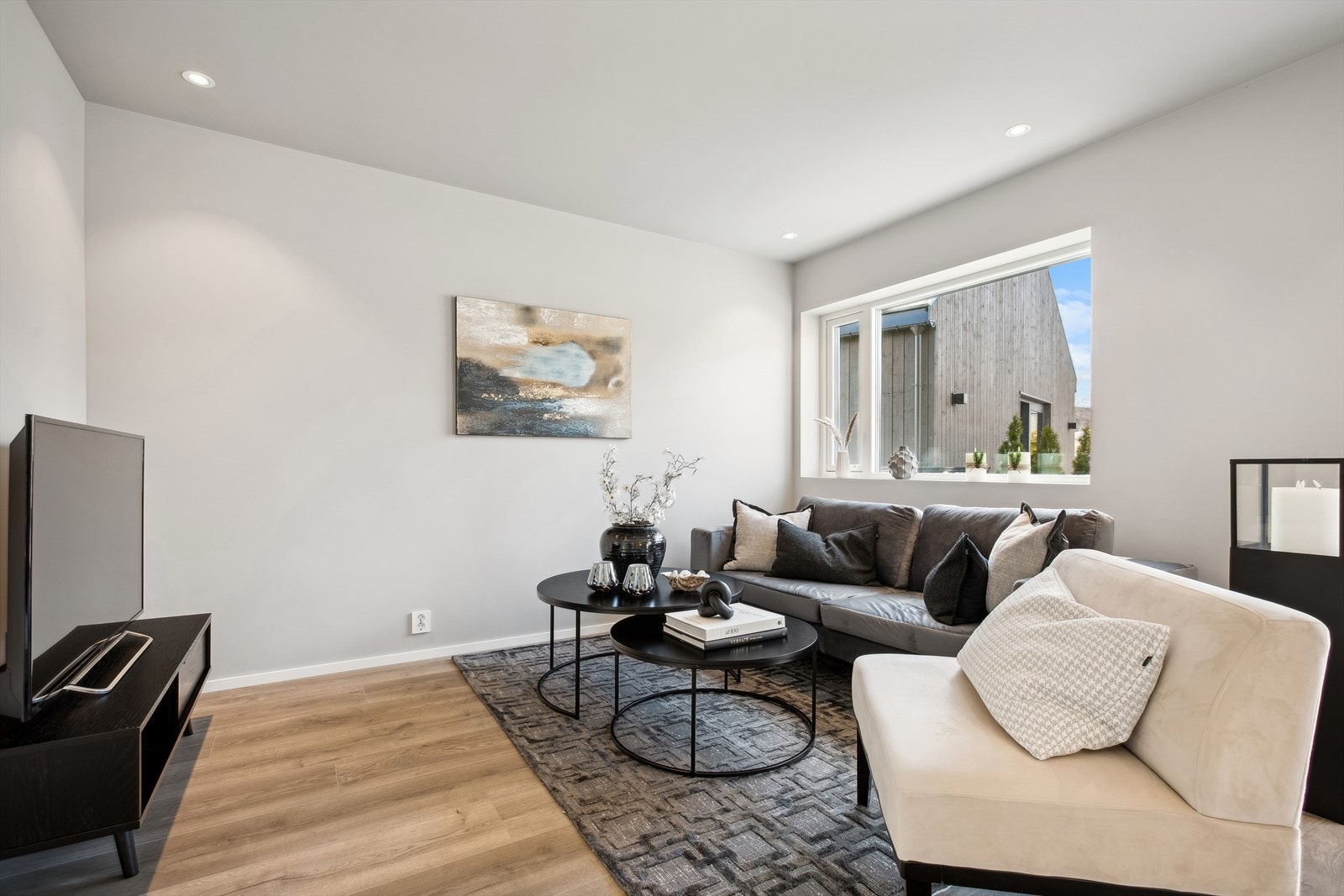 Det er flere stuen i boligen, denne ligger med enkel adkomst til uteområdene. Galleribilde