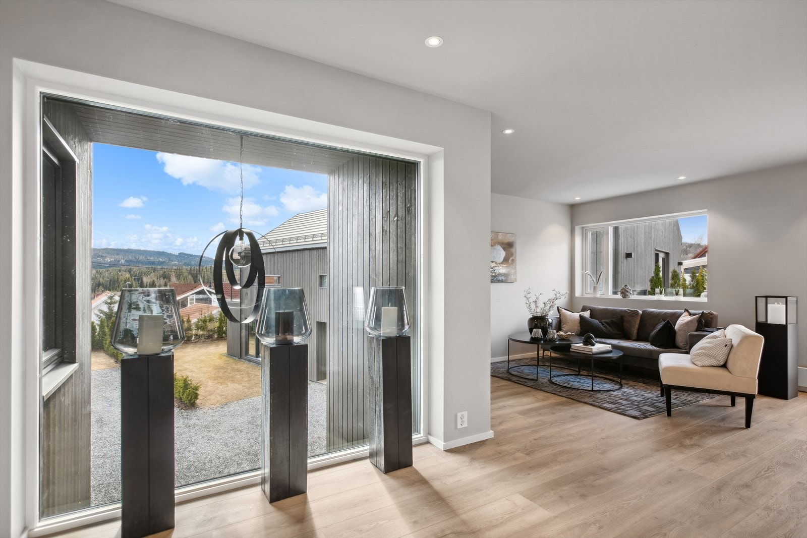 Boligen har unike detaljer som denne mellomstuen med et stort vindu som slipper inn rikelig med lys. Galleribilde