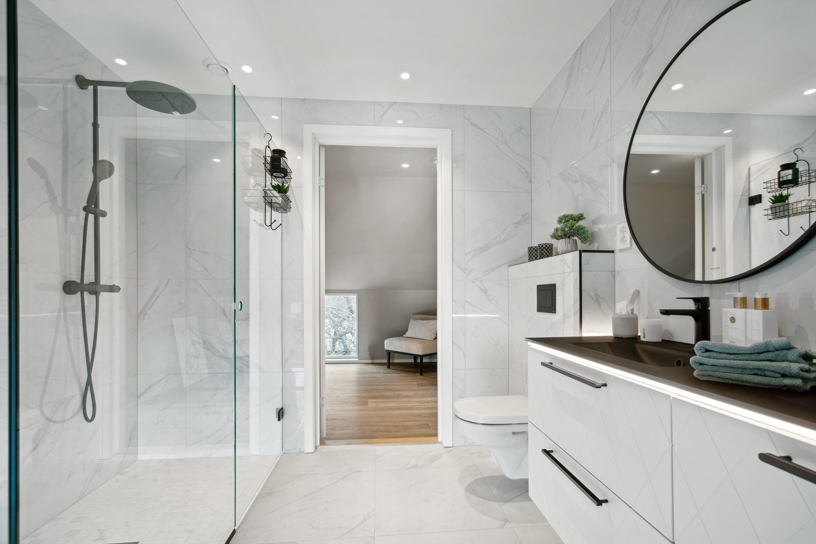 Dobbelt dusj, dobbelt vask, lekker innredning med belysning og marmorerte fliser. Galleribilde