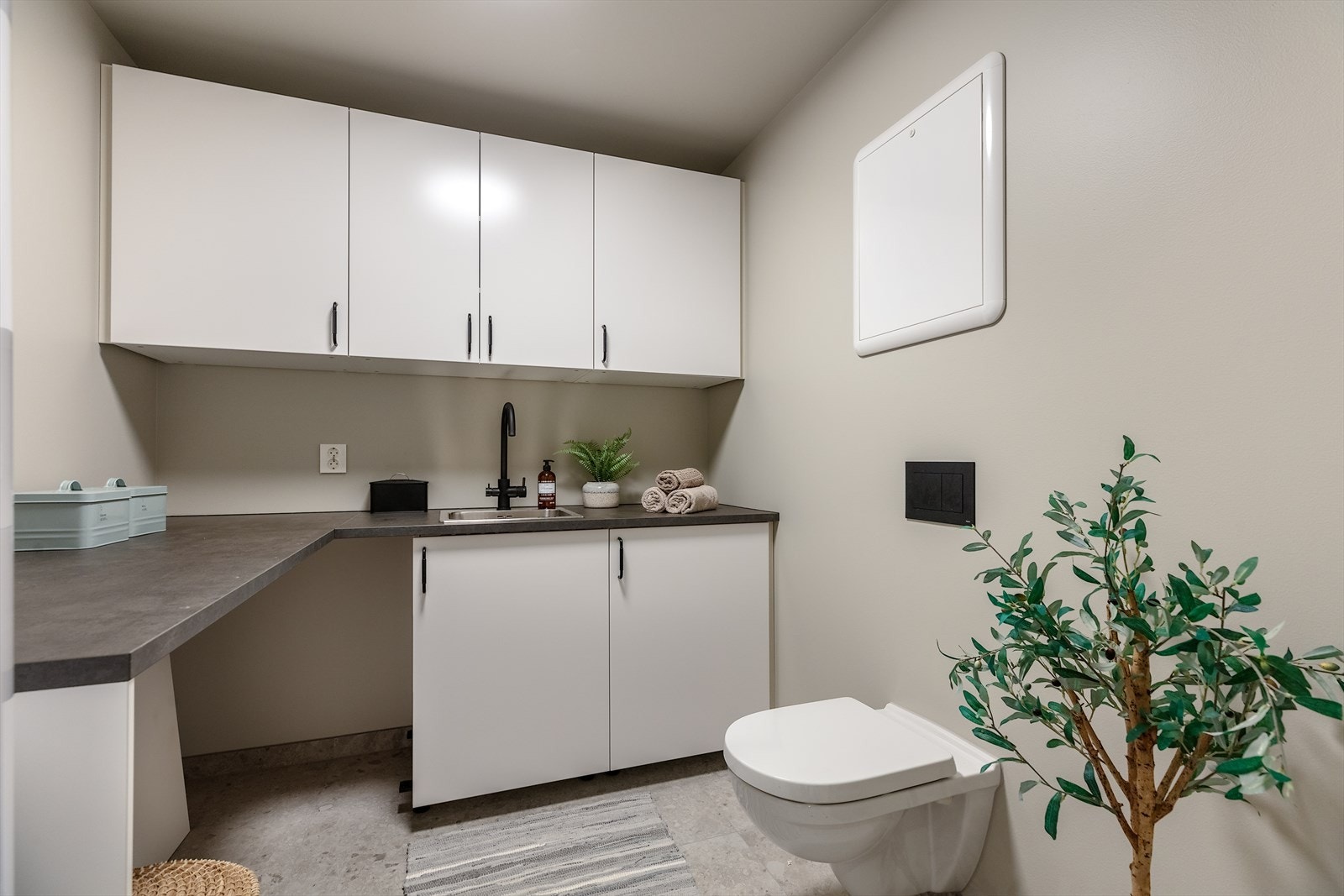 Eget vaskerom med praktisk innredning og toalett. Galleribilde