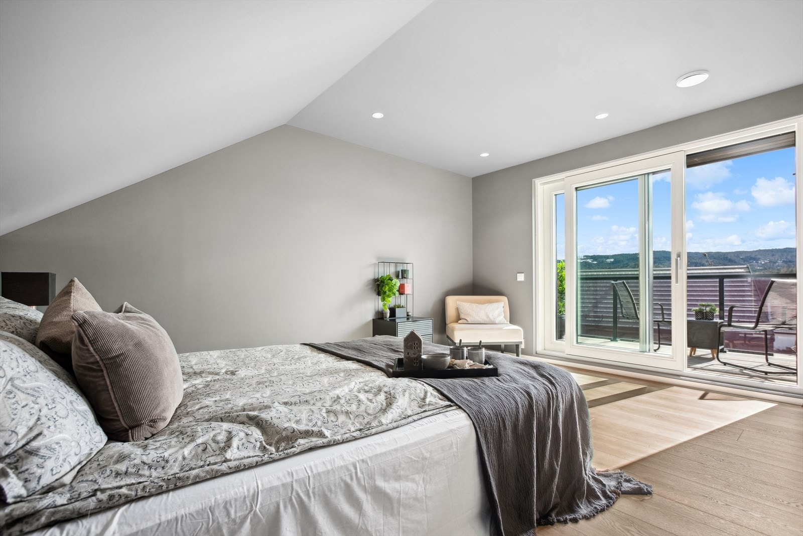 God morgen! Her kan du gå rett ut på den solrike balkongen. Galleribilde