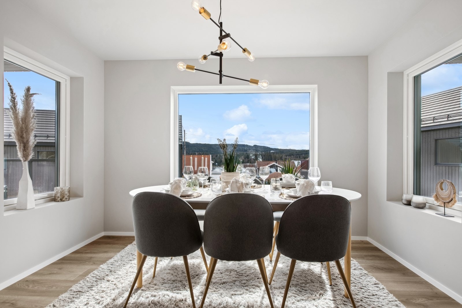 Fantastisk spiseplass med tre vinduer som gir naturlig lyssetning av rommet, dag og kveld. Galleribilde